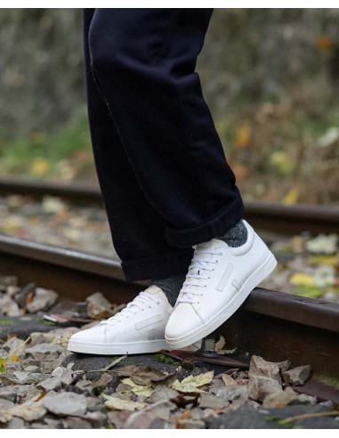 Baskets blanches en cuir et pneu recyclé s'inspire de l'anatomie humaine